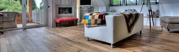 Interieur, houten vloeren, kasten, keukens, tafels, lambrisering ...