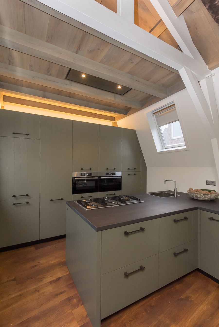 Interieur, houten vloeren, kasten, keukens, tafels, lambrisering ...