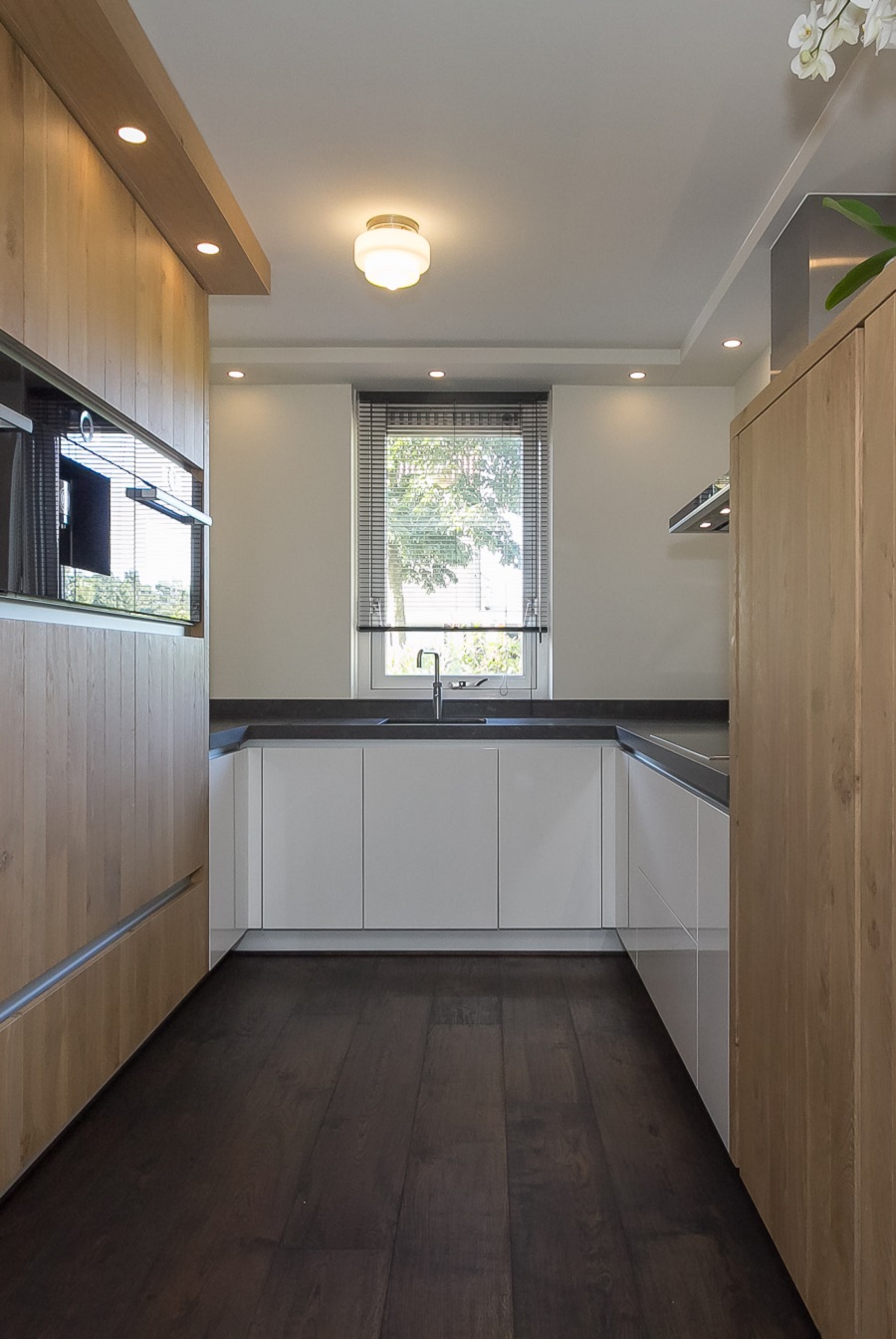 Interieur, houten vloeren, kasten, keukens, tafels, lambrisering ...