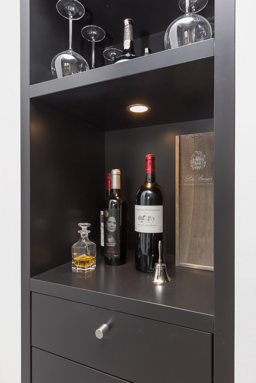 Interieur, houten vloeren, kasten, keukens, tafels, lambrisering ...